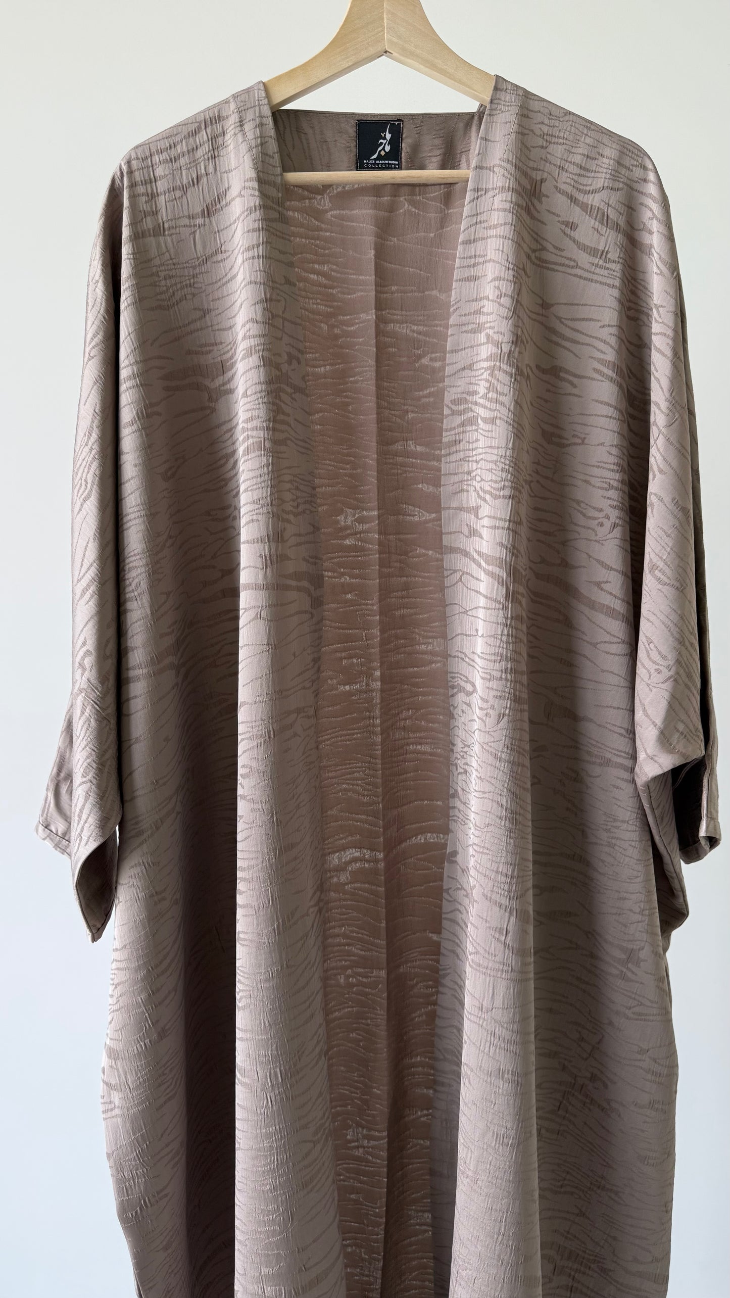 عباية يومية بنمط زيبرا ، لون بني بقصة البشت ، Daily brown zebra pattern bisht style cut abaya.