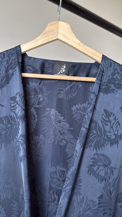 عباية يومية بنمط مورق ، لون كحلي بقصة البشت ، Daily navy leaves pattern bisht style cut abaya.
