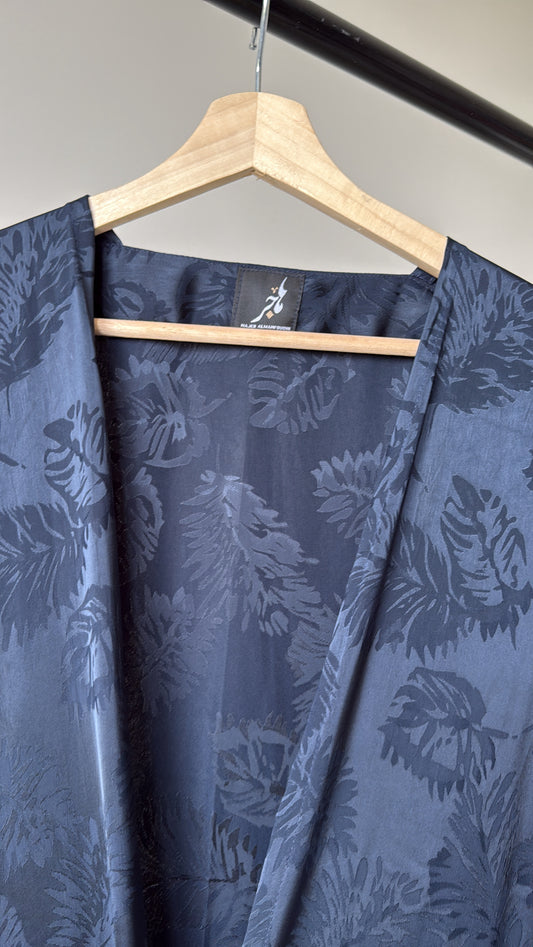 عباية يومية بنمط مورق ، لون كحلي بقصة البشت ، Daily navy leaves pattern bisht style cut abaya.
