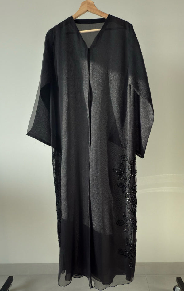 &nbsp;عباية اورجانزا وشيفون شك خرز
&nbsp;ORGANZA &amp; SHIFFION BLACK BEADED ABAYA

مغلقة بأزرار من الأمام .&nbsp;
with Closed battened front.


•Abaya Size Chart : مقاسات العباية&nbsp;
Shoulder 15 inch :الكتف
Sleeve length : 23 : طول الكم
Arm : 11 inch :ارتفاع الإبط&nbsp;
Sleeve Opening &nbsp;9 inch :فتحة الأكمام&nbsp;
Chest 21 inch :الصدر&nbsp;
Width: 24 &nbsp;inch :العرض&nbsp;
Length: 54 inch :الطول &nbsp;

•Fabric: Shifon , Organza &nbsp;الخامة :شيفون ، اورجانزا&nbsp;
•Cut: Straight Cut القصة : &nbsp;مس
