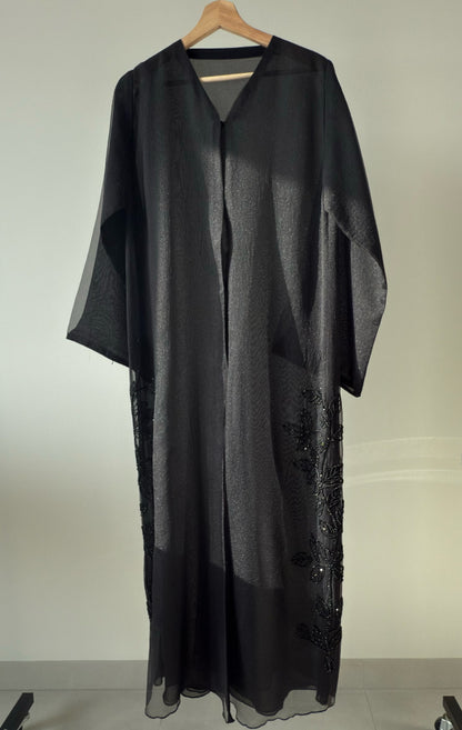&nbsp;عباية اورجانزا وشيفون شك خرز
&nbsp;ORGANZA &amp; SHIFFION BLACK BEADED ABAYA

مغلقة بأزرار من الأمام .&nbsp;
with Closed battened front.


•Abaya Size Chart : مقاسات العباية&nbsp;
Shoulder 15 inch :الكتف
Sleeve length : 23 : طول الكم
Arm : 11 inch :ارتفاع الإبط&nbsp;
Sleeve Opening &nbsp;9 inch :فتحة الأكمام&nbsp;
Chest 21 inch :الصدر&nbsp;
Width: 24 &nbsp;inch :العرض&nbsp;
Length: 54 inch :الطول &nbsp;

•Fabric: Shifon , Organza &nbsp;الخامة :شيفون ، اورجانزا&nbsp;
•Cut: Straight Cut القصة : &nbsp;مس