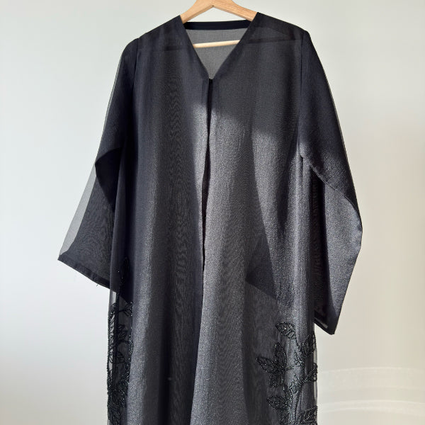 عباية اورجانزا وشيفون شك خرز
ORGANZA SHIFFION BLACK BEADED ABAYA

مغلقة بأزرار من الأمام .&nbsp;
with Closed battened front.


•Abaya Size Chart : مقاسات العباية&nbsp;
Shoulder 15 inch :الكتف
Sleeve length : 23 : طول الكم
Arm : 11 inch :ارتفاع الإبط&nbsp;
Sleeve Opening &nbsp;9 inch :فتحة الأكمام&nbsp;
Chest 21 inch :الصدر&nbsp;
Width: 24 &nbsp;inch :العرض&nbsp;
Length: 54 inch :الطول &nbsp;

•Fabric: Shifon , Organza &nbsp;الخامة :شيفون ، اورجانزا&nbsp;
•Cut: Straight Cut القصة : &nbsp;مس