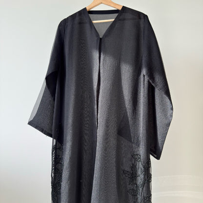 عباية اورجانزا وشيفون شك خرز
ORGANZA SHIFFION BLACK BEADED ABAYA

مغلقة بأزرار من الأمام .&nbsp;
with Closed battened front.


•Abaya Size Chart : مقاسات العباية&nbsp;
Shoulder 15 inch :الكتف
Sleeve length : 23 : طول الكم
Arm : 11 inch :ارتفاع الإبط&nbsp;
Sleeve Opening &nbsp;9 inch :فتحة الأكمام&nbsp;
Chest 21 inch :الصدر&nbsp;
Width: 24 &nbsp;inch :العرض&nbsp;
Length: 54 inch :الطول &nbsp;

•Fabric: Shifon , Organza &nbsp;الخامة :شيفون ، اورجانزا&nbsp;
•Cut: Straight Cut القصة : &nbsp;مس